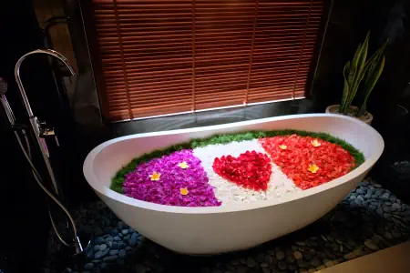 Bathtub with Decoration