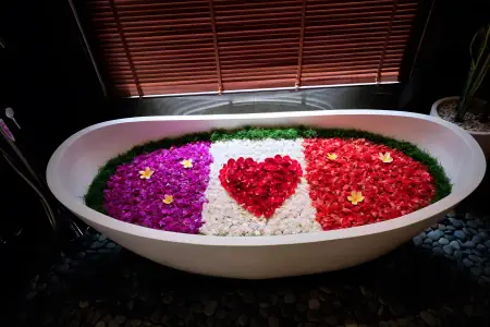 Bathtub with Decoration